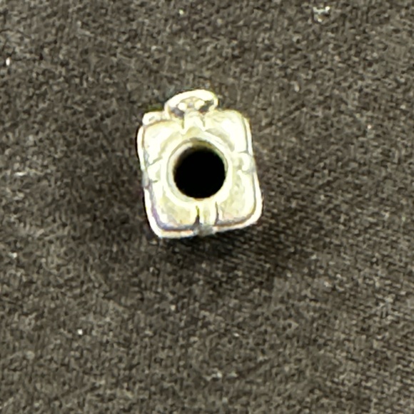 Pandora Silver Gift Box with Bow Charm - Picture 5 of 9